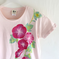 アサガオ柄レディース手描きTシャツ。ピンク　手描きで描いた朝顔の花柄Tシャツ。 3枚目の画像