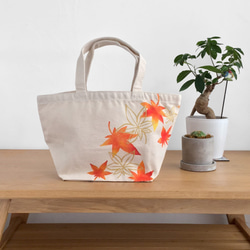 手描き金紅葉柄 トートバッグ 秋 和風 ランチバッグ 1枚目の画像