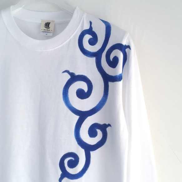 手描き唐草柄袖リブロングTシャツ ホワイト長袖 秋冬 藍色 3枚目の画像