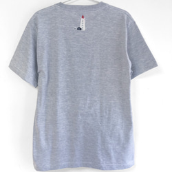 灯台柄Tシャツ、絵本のような北欧風灯台の手描きTシャツ。 2枚目の画像