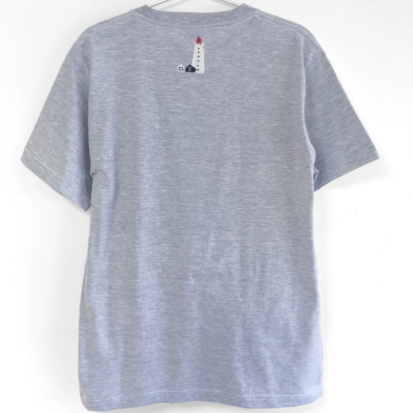 灯台柄Tシャツ、絵本のような北欧風灯台の手描きTシャツ。 2枚目の画像