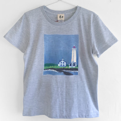 灯台柄Tシャツ、絵本のような北欧風灯台の手描きTシャツ。 1枚目の画像