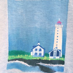 灯台柄Tシャツ、絵本のような北欧風灯台の手描きTシャツ。 3枚目の画像