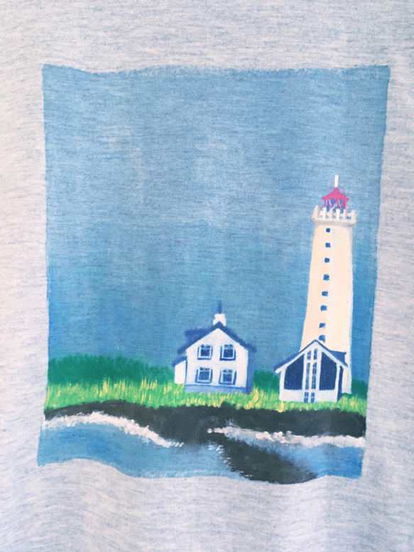 灯台柄Tシャツ、絵本のような北欧風灯台の手描きTシャツ。 3枚目の画像