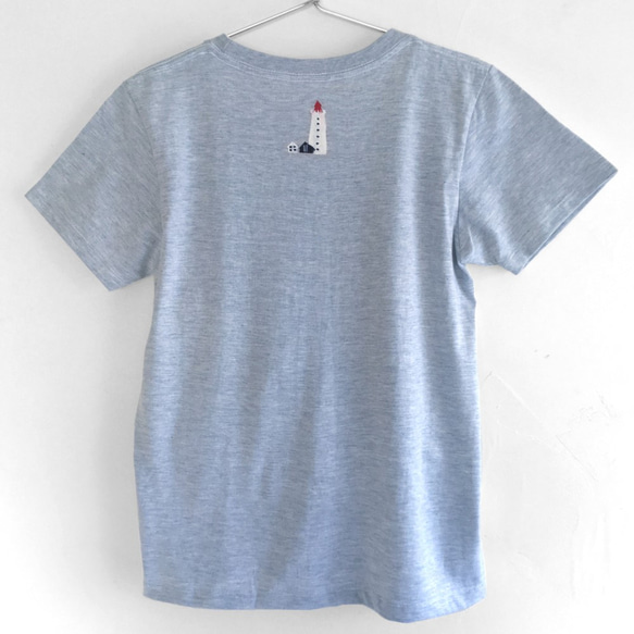 灯台柄Tシャツ、絵本のような北欧風灯台の手描きTシャツ。 5枚目の画像