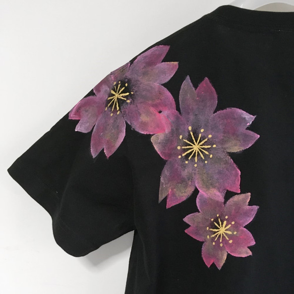 舞桜柄メンズ Tシャツ　ブラック×桜色　手描きで描いた和風の桜柄Tシャツ 3枚目の画像