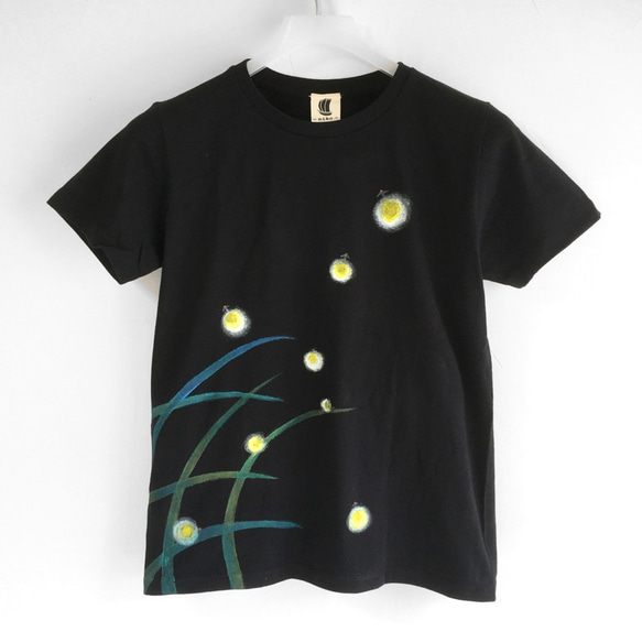 蛍柄Tシャツ、和風な蛍の光の手描きTシャツ ブラック ホタル ６月 1枚目の画像