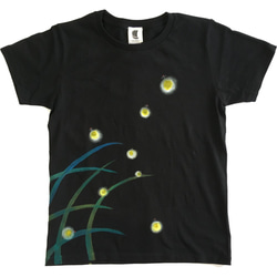 蛍柄Tシャツ、和風な蛍の光の手描きTシャツ ブラック ホタル ６月 2枚目の画像