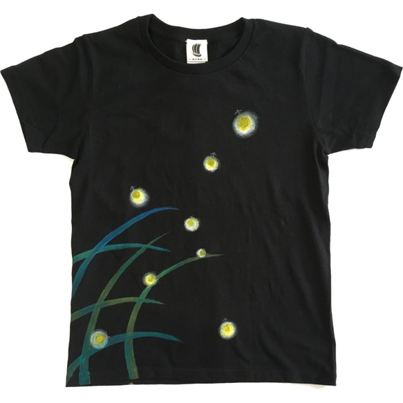 蛍柄Tシャツ、和風な蛍の光の手描きTシャツ ブラック ホタル ６月 2枚目の画像