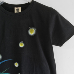 蛍柄Tシャツ、和風な蛍の光の手描きTシャツ ブラック ホタル ６月 3枚目の画像