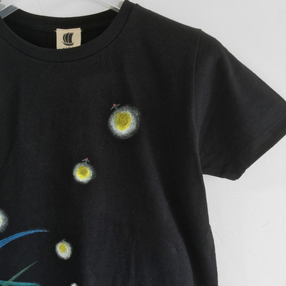 蛍柄Tシャツ、和風な蛍の光の手描きTシャツ ブラック ホタル ６月 3枚目の画像