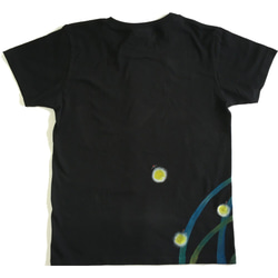 蛍柄Tシャツ、和風な蛍の光の手描きTシャツ ブラック ホタル ６月 4枚目の画像