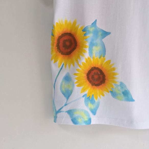 ひまわり柄Tシャツ 手描きで描いた向日葵の花柄Tシャツ 夏 4枚目の画像