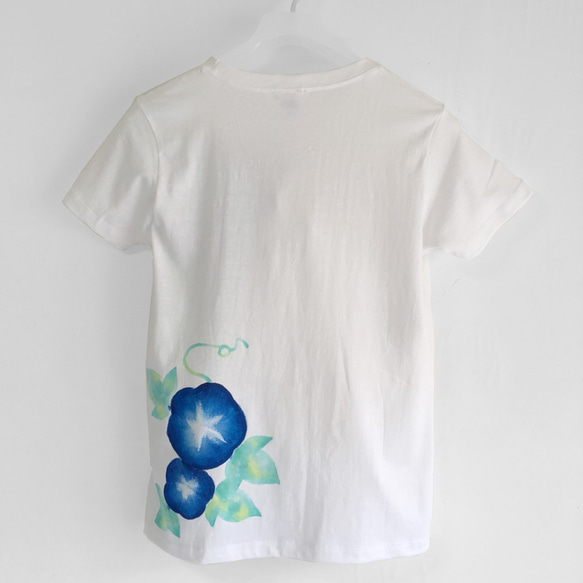 アサガオ柄手描きTシャツ ホワイト 手描きで描いた朝顔の花柄Tシャツ。 2枚目の画像