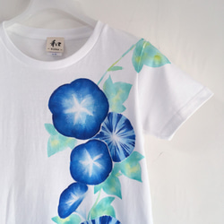 アサガオ柄手描きTシャツ ホワイト 手描きで描いた朝顔の花柄Tシャツ。 4枚目の画像