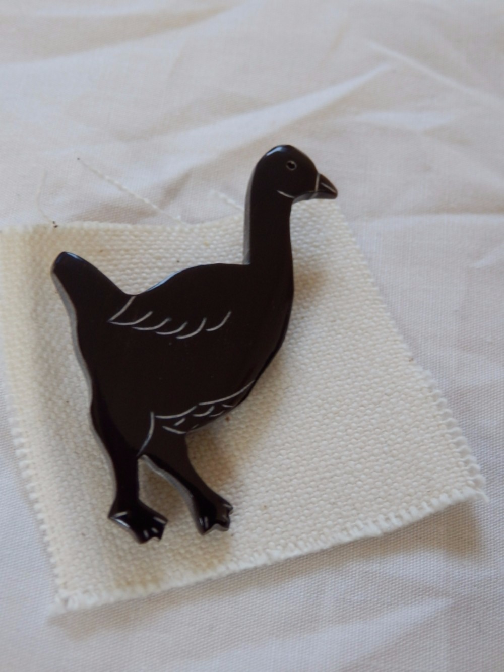 あひる -black brooch - 水牛の角ブローチ ブローチ gem365 通販