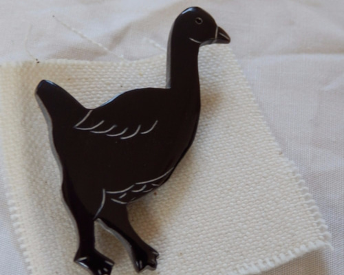Sally Scott 黒鳥 水牛の角 ブローチ Sally Scott 黒鳥 水牛の角 ブローチ｜ブローチ・コサージュ