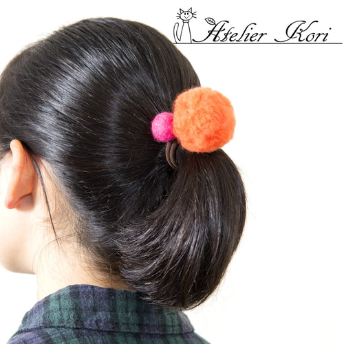 羊毛フェルトのポンポンとフェルトボールのふわふわヘアゴム小 