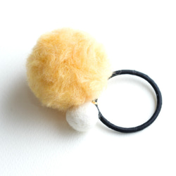 羊毛フェルトのポンポンとフェルトボールのふわふわヘアゴム大（マスタードイエロー×ホワイト） 2枚目の画像
