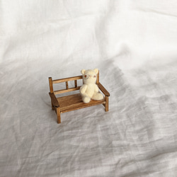 白ネコとウッドベンチ 3枚目の画像