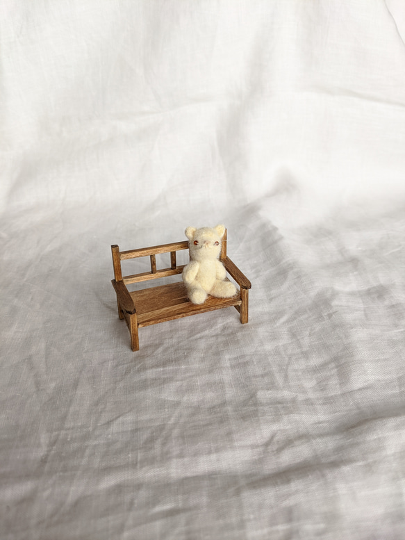 白ネコとウッドベンチ 3枚目の画像