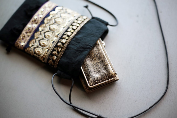 ✴︎再販✴︎インドブレード　サコッシュ　ブラック　刺繍　フリンジ　スパンコール　ゴールド　パープル　リネン　ミニバッグ 4枚目の画像