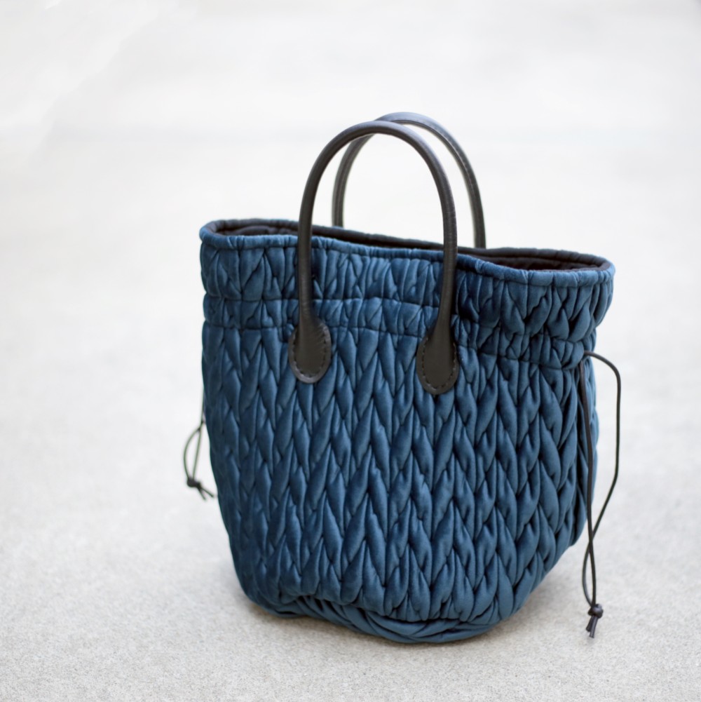 【ラスト1点】ギャザーキルティング丸底ハンドバッグ　裏地付き巾着バッグ　モード　ネイビーブルー　ベルベット