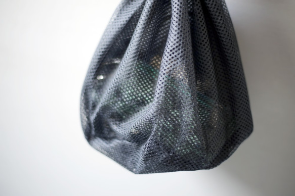 ポリエステルメッシュ丸底巾着バッグ　シンプル　ブラック　モード　ユニセックス　シースルー　シルバービーズ 5枚目の画像