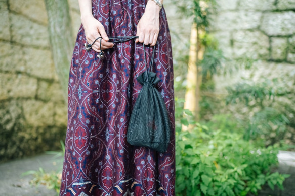ポリエステルメッシュ丸底巾着バッグ　シンプル　ブラック　モード　ユニセックス　シースルー　シルバービーズ 3枚目の画像