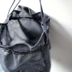 ポリエステルメッシュ丸底巾着バッグ　シンプル　ブラック　モード　ユニセックス　シースルー　シルバービーズ 7枚目の画像