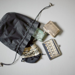 ポリエステルメッシュ丸底巾着バッグ　シンプル　ブラック　モード　ユニセックス　シースルー　シルバービーズ 8枚目の画像