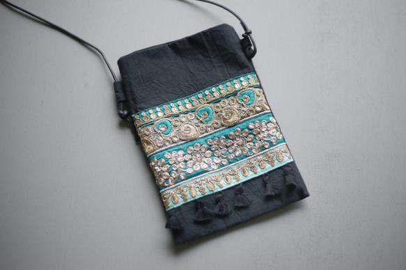 【ラスト1点】インドブレード　サコッシュ　ブラック　刺繍　スパンコール　サックス×ゴールド　フリンジ　リネン　ミニバッグ 2枚目の画像