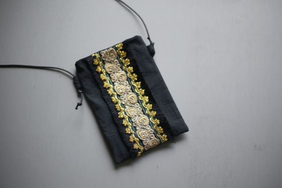 【ラスト1点】インドブレード　サコッシュ　ブラック　刺繍　スパンコール　ゴールド　サイドフリンジ　リネン　ミニバッグ 4枚目の画像