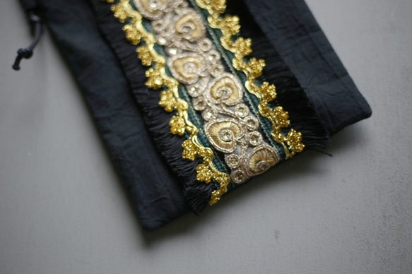 【ラスト1点】インドブレード　サコッシュ　ブラック　刺繍　スパンコール　ゴールド　サイドフリンジ　リネン　ミニバッグ 5枚目の画像