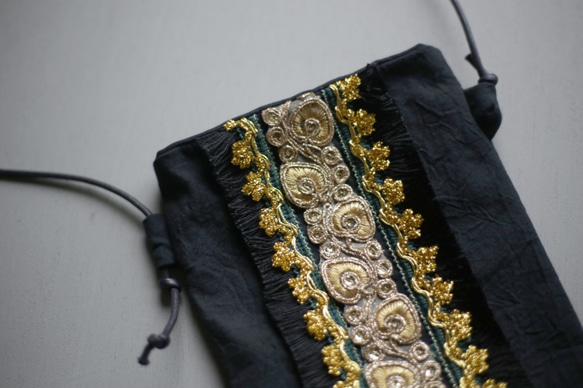 【ラスト1点】インドブレード　サコッシュ　ブラック　刺繍　スパンコール　ゴールド　サイドフリンジ　リネン　ミニバッグ 6枚目の画像