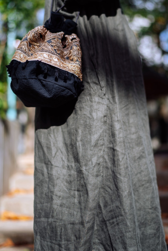【ラスト1点】Mサイズ✴︎インドブレード丸底巾着バッグ　刺繍　花柄　スパンコール　ベージュゴールド　リネン　麻　ラメ糸 3枚目の画像