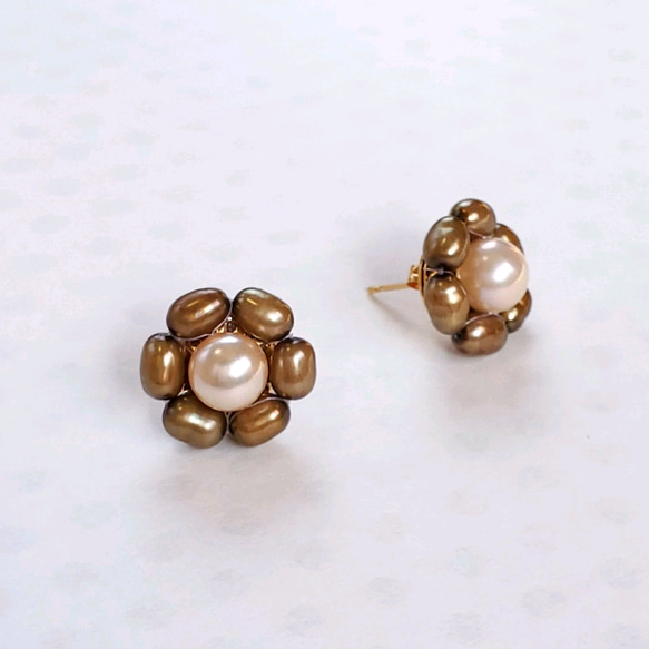淡水真珠のお花　スタッドピアス　アプリコット×ココアブラウン 5枚目の画像