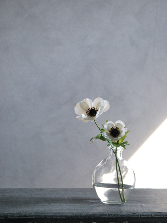 咲き続けるアネモネ(ホワイト)　マジカルウォーター　癒しのフラワーインテリア　アーティフィシャルフラワー 2枚目の画像