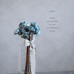 咲き続けるラナンキュラス(アンティークブルー)　マジカルウォーター　癒しのフラワーインテリア 1枚目の画像
