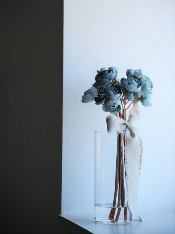 咲き続けるラナンキュラス(アンティークブルー)　マジカルウォーター　癒しのフラワーインテリア 5枚目の画像