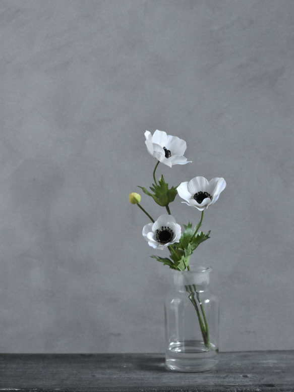 咲き続けるアネモネ(３輪＋蕾)メディシンボトル　マジカルウォーター　癒しのフラワーインテリア　アーティフィシャルフラワー 3枚目の画像