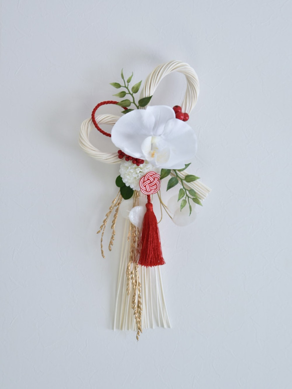 胡蝶蘭を使ったしめ縄　天然ブリーチ(双葉)　白と赤  お正月飾り　2022 2枚目の画像