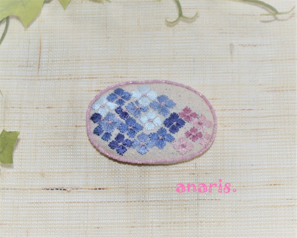 「花刺繍☆ブローチ」★使い易い大きめサイズ 1枚目の画像