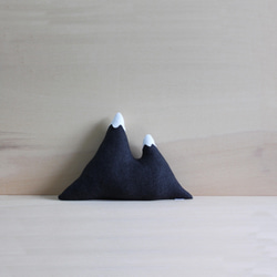 Mountain pillow / Handmade cushion - Double Peak (M) 1枚目の画像