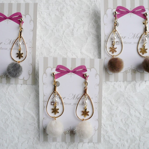 白）snowファーボール ピアス／イヤリング イヤリング