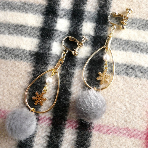 グレー）snowファーボール ピアス／イヤリング イヤリング 