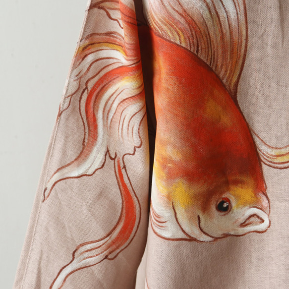 縁起を着て担ぐ。上質リネン麻コットン手描きART 和画衣「紅い金魚」一枚布ゆったりワンピースH97E（sh380) 6枚目の画像