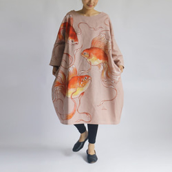 縁起を着て担ぐ。上質リネン麻コットン手描きART 和画衣「紅い金魚」一枚布ゆったりワンピースH97E（sh380) 5枚目の画像