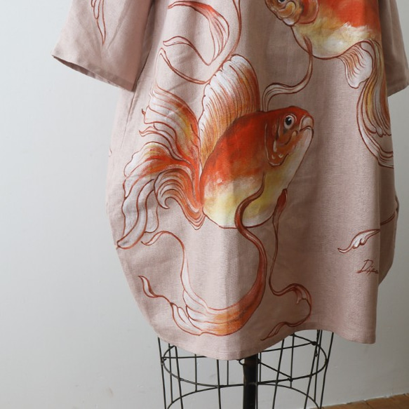 縁起を着て担ぐ。上質リネン麻コットン手描きART 和画衣「紅い金魚」一枚布ゆったりワンピースH97E（sh380) 2枚目の画像