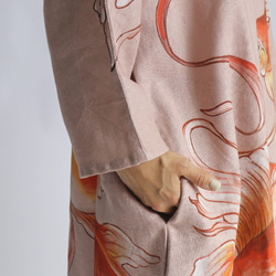 縁起を着て担ぐ。上質リネン麻コットン手描きART 和画衣「紅い金魚」一枚布ゆったりワンピースH97E（sh380) 3枚目の画像